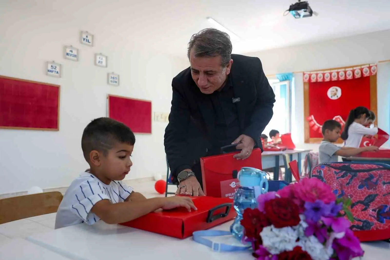 Efeler'de okul zili neşeyle çaldı: Başkan Yetişkin miniklerin ilk gününe eşlik etti