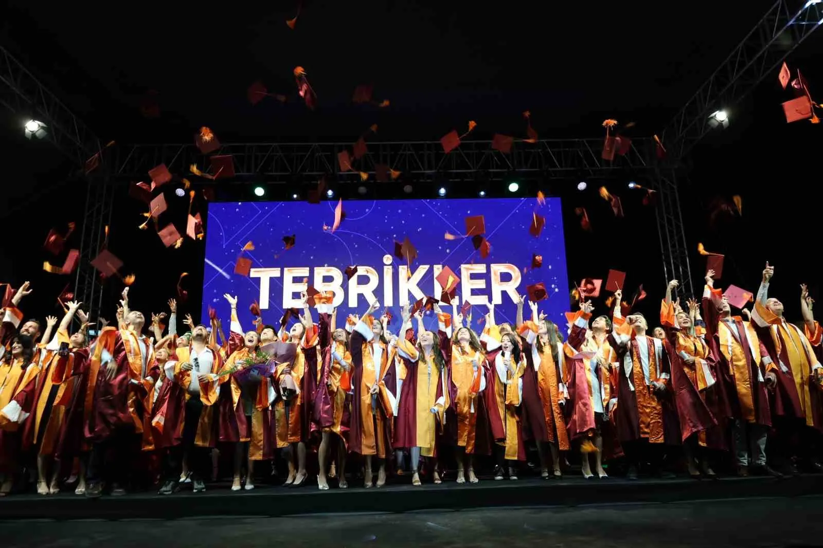 Akademik zirvede gurur günü: 144 mezun yeni hedeflerine odaklandı