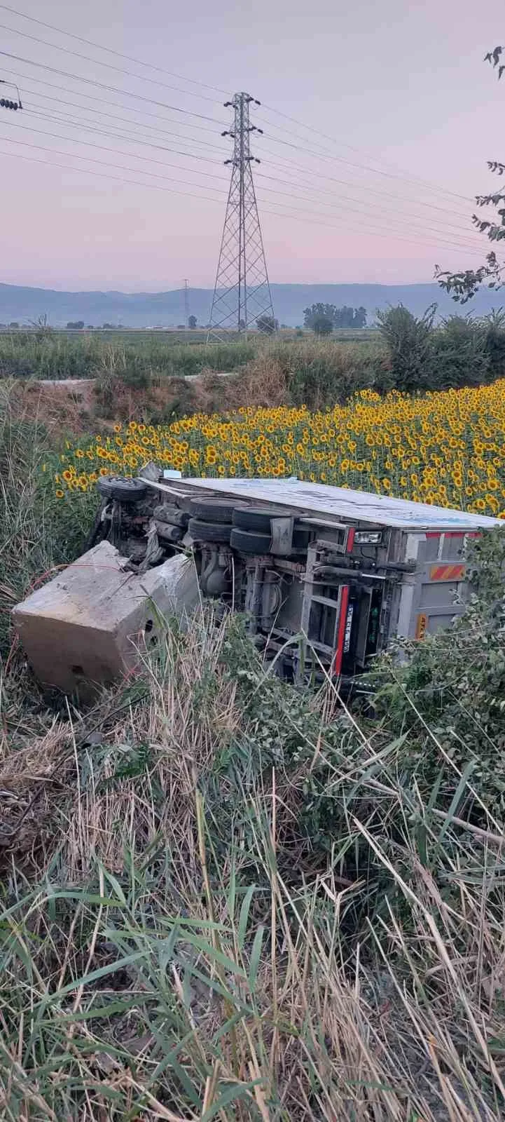 Aydın'da korkutan kaza: Kontrolden çıkan araç tarlaya devrildi