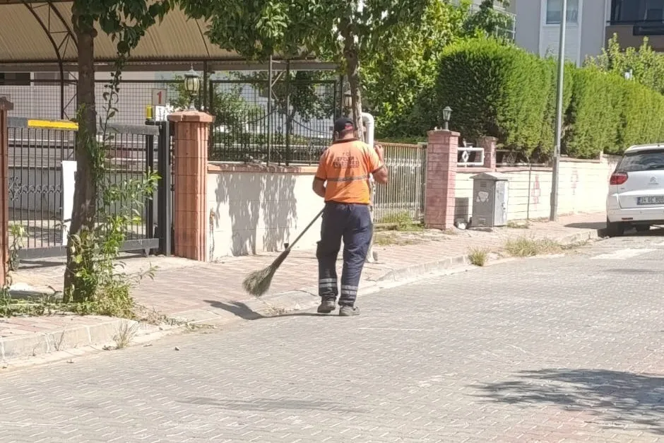 Efeler'de temizlik operasyonu: Ekipler mahalleleri karış karış tarıyor