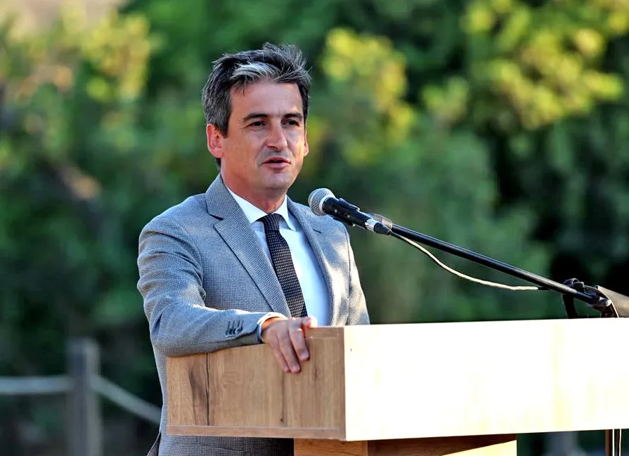 Çeşme’den çocuklara uzanan sevgi eli: Gönüllülerin çabası plaketle taçlandı