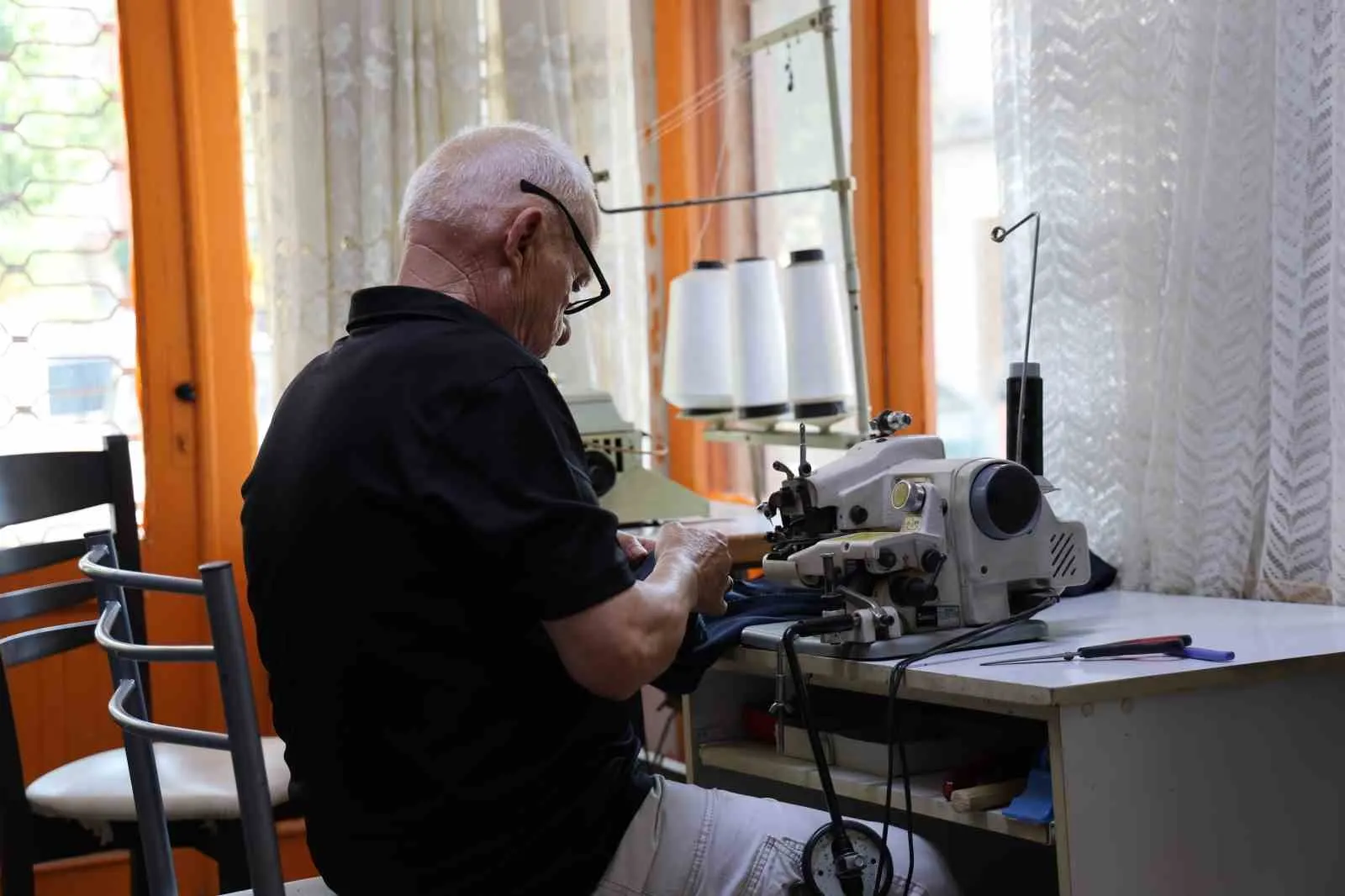 Emeklilikte aradığı huzuru tezgahta buldu: 71 yaşında mesleğine geri döndü