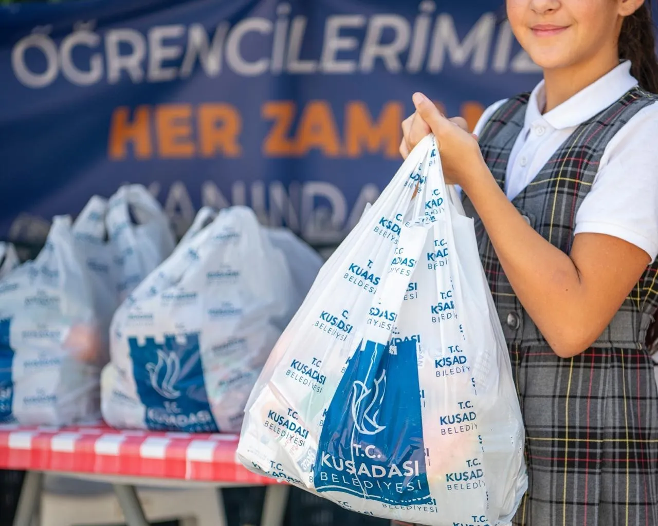 Kuşadası'nda okul heyecanı belediyenin desteğiyle katlanıyor: 1400 öğrenciye tam destek