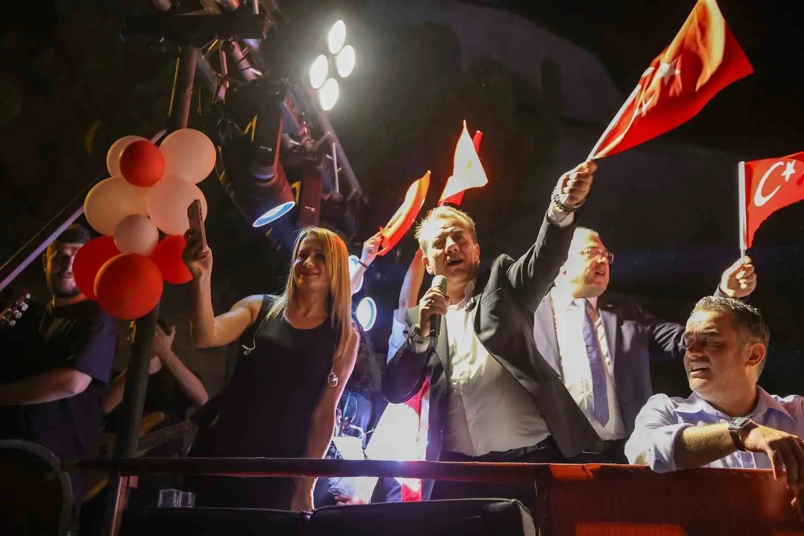 Efeler’de kurtuluş coşkusu: Binler tek yürek oldu