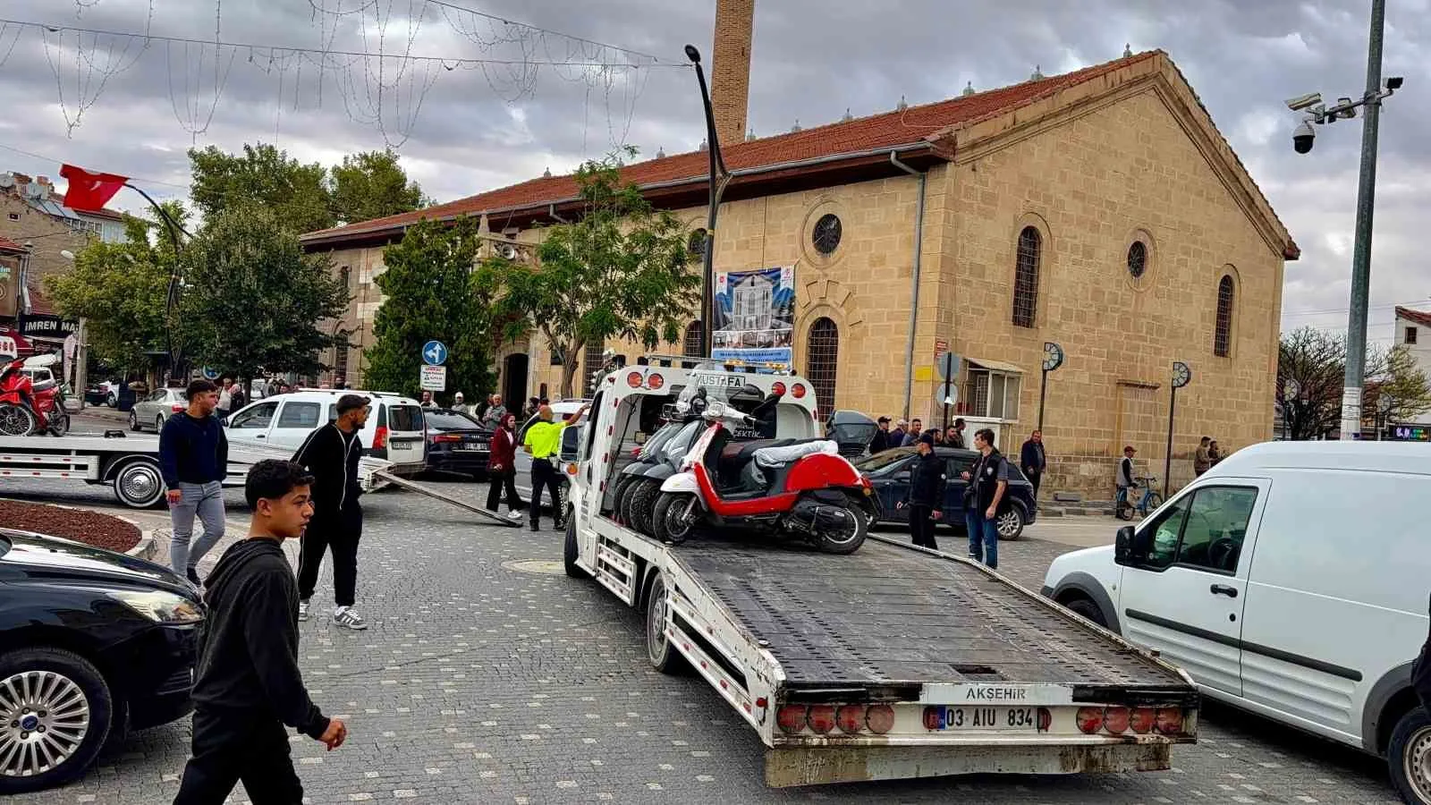 Bolvadin sokaklarında huzur operasyonu: Kurallara uymayan 52 motosiklete el konuldu