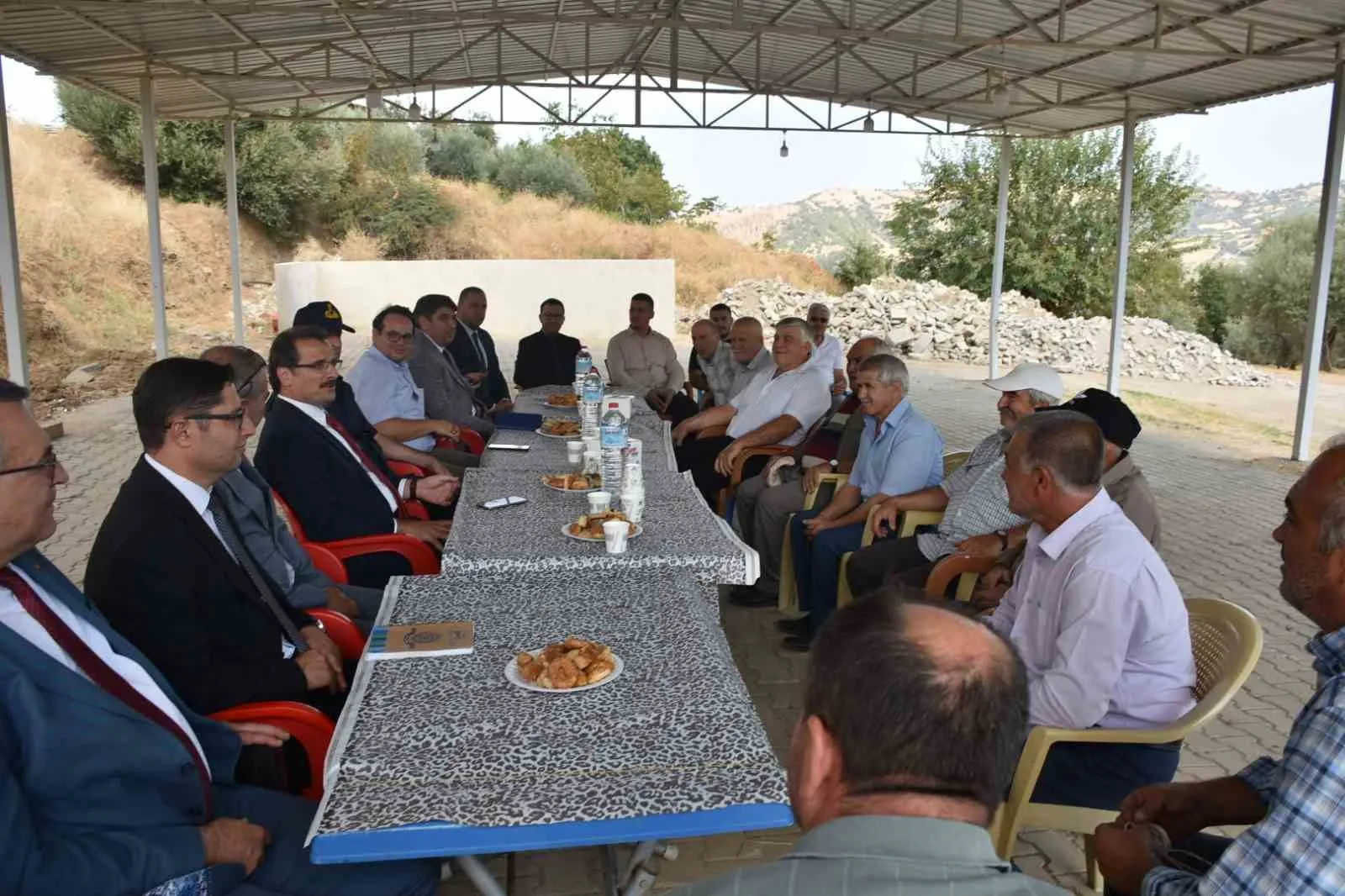 Salihli’de halkla buluşma mesaisi: Kaymakam Güldoğan sorunları yerinde çözüyor