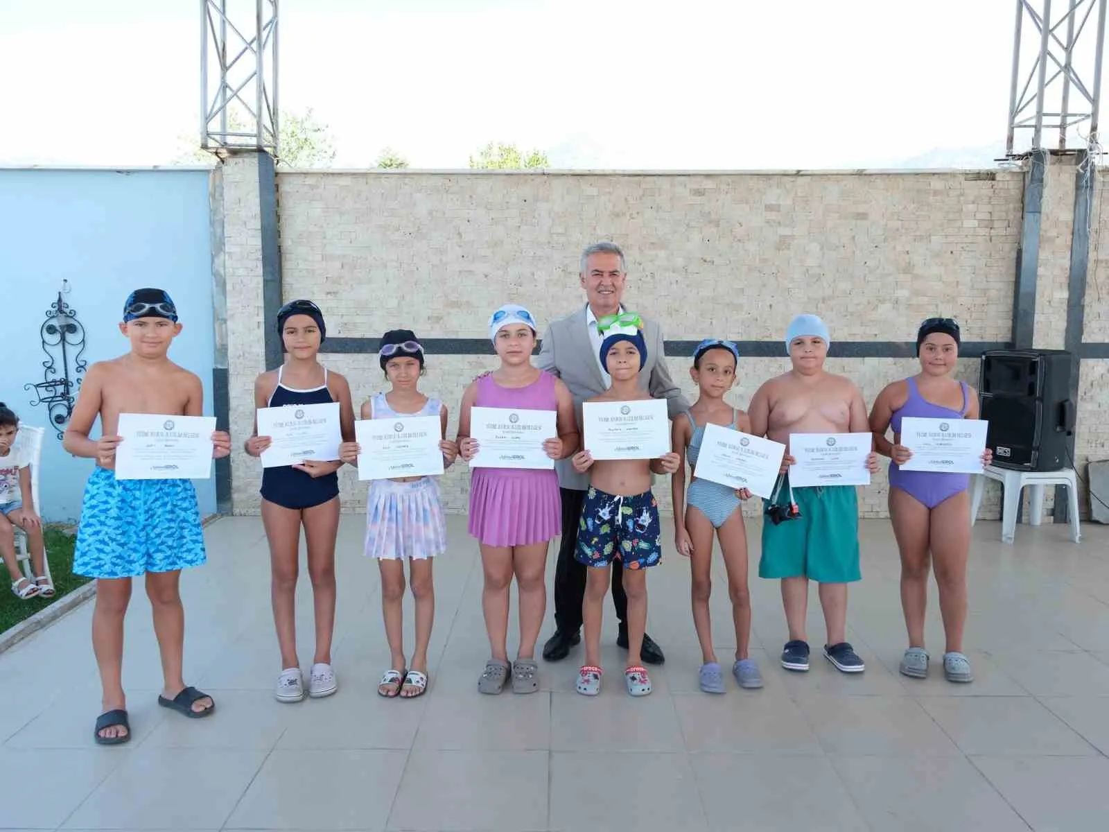 Buharkent’te havuz keyfi sona erdi: Minik sporcular belgelerini aldı