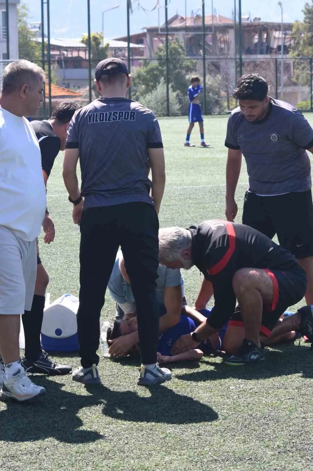 Sahadaki kahraman: Genç futbolcunun nefesini o kurtardı
