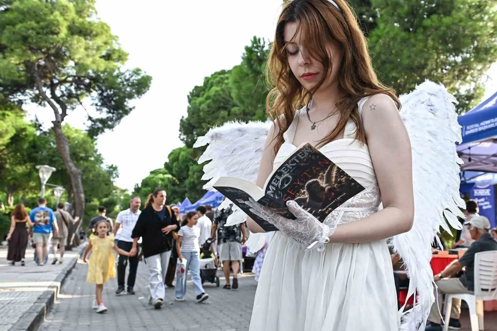 İzmir'de edebiyat rüzgarı: Kültürpark kitapseverlerle doldu taştı
