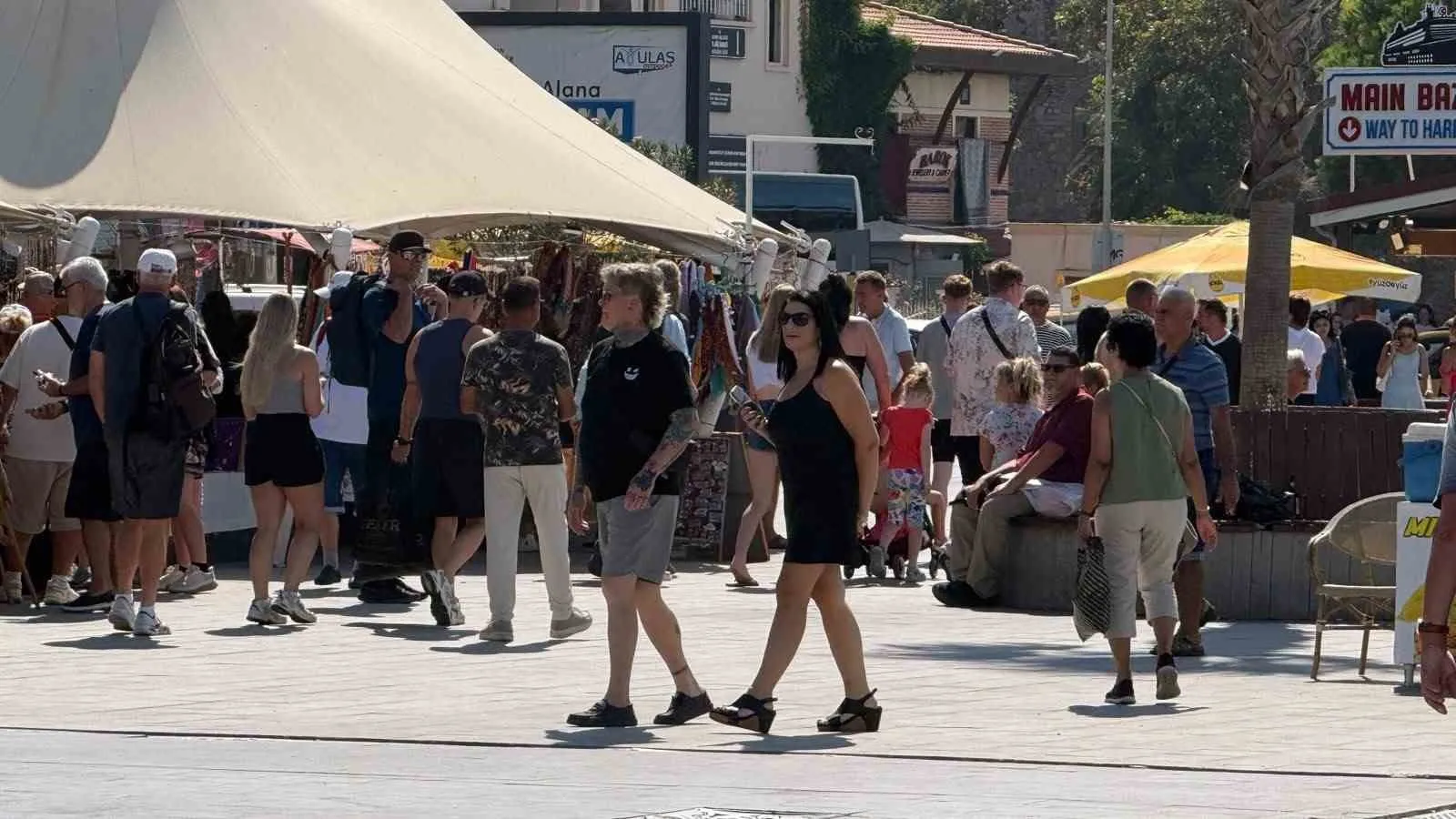 Kuşadası limanında dev kruvaziyer trafiği: 11 bin 811 ziyaretçi kente ayak bastı