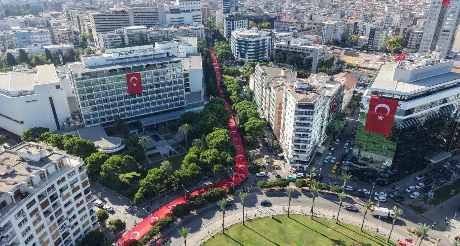 İzmir’in kurtuluş destanı 104 yıl sonra aynı heyecanla sokaklarda yankılandı