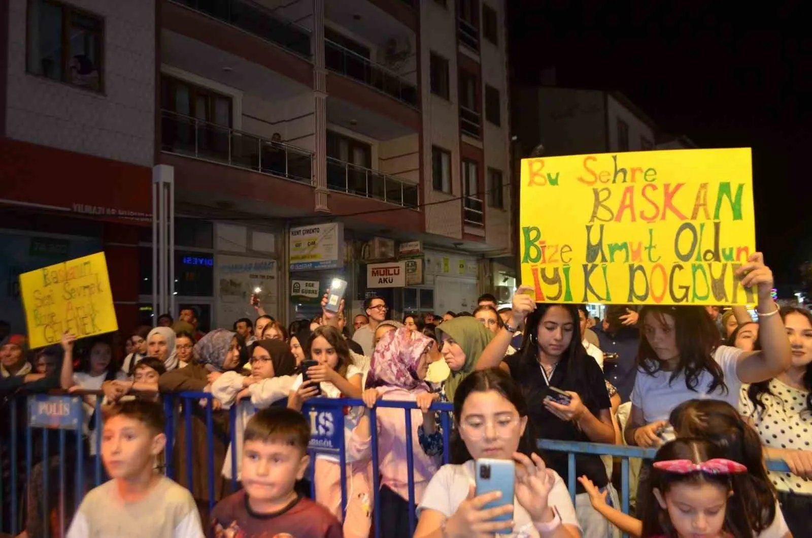 Selendi'de kurtuluş coşkusu sahnede taçlandı: Başkan Daban'a doğum günü sürprizi