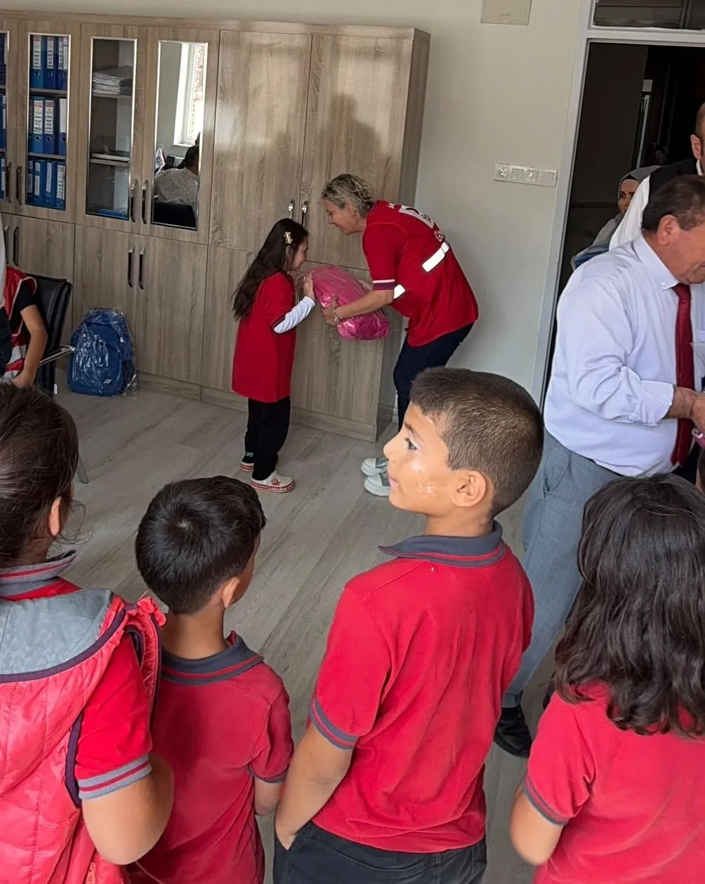Buldan’da minik öğrencilerin okul sevincine Kızılay dokunuşu