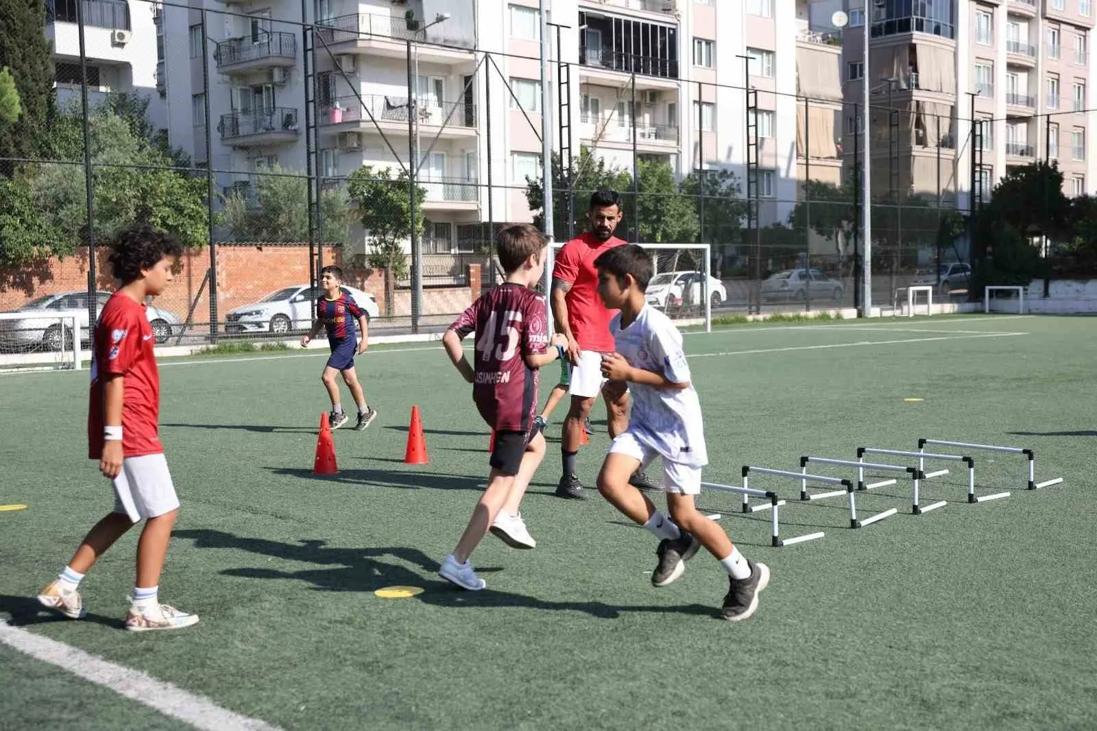 Efelerli minikler için yeşil sahalara davet: Futbol akademisinde kayıt heyecanı