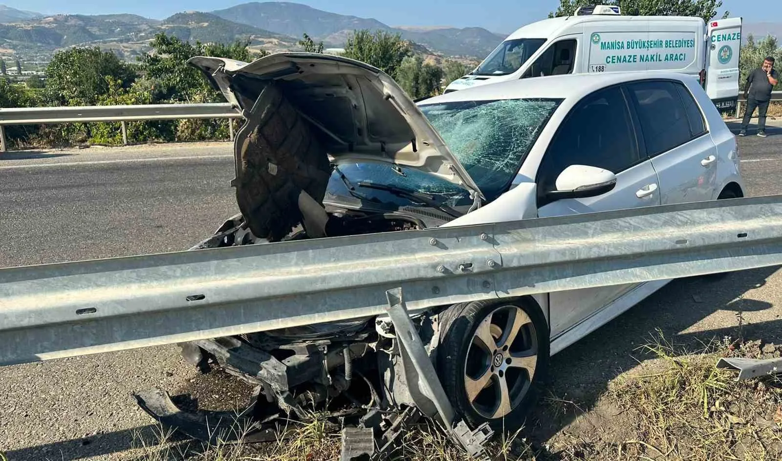 Manisa'da trafik dehşeti: Güvenlik görevlisi motosiklet sürücüsü olay yerinde can verdi