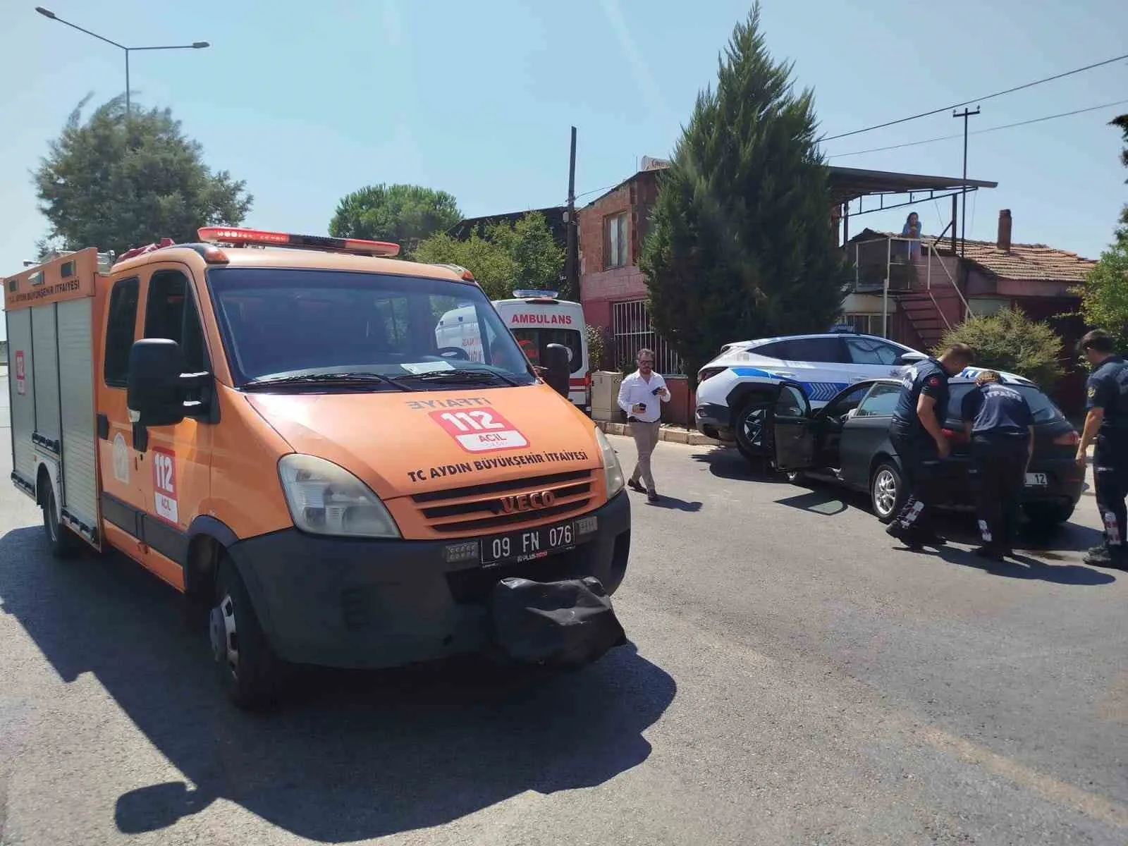 Nazilli'de ortalık savaş alanına döndü: Görev başındaki polis aracıyla otomobil çarpıştı