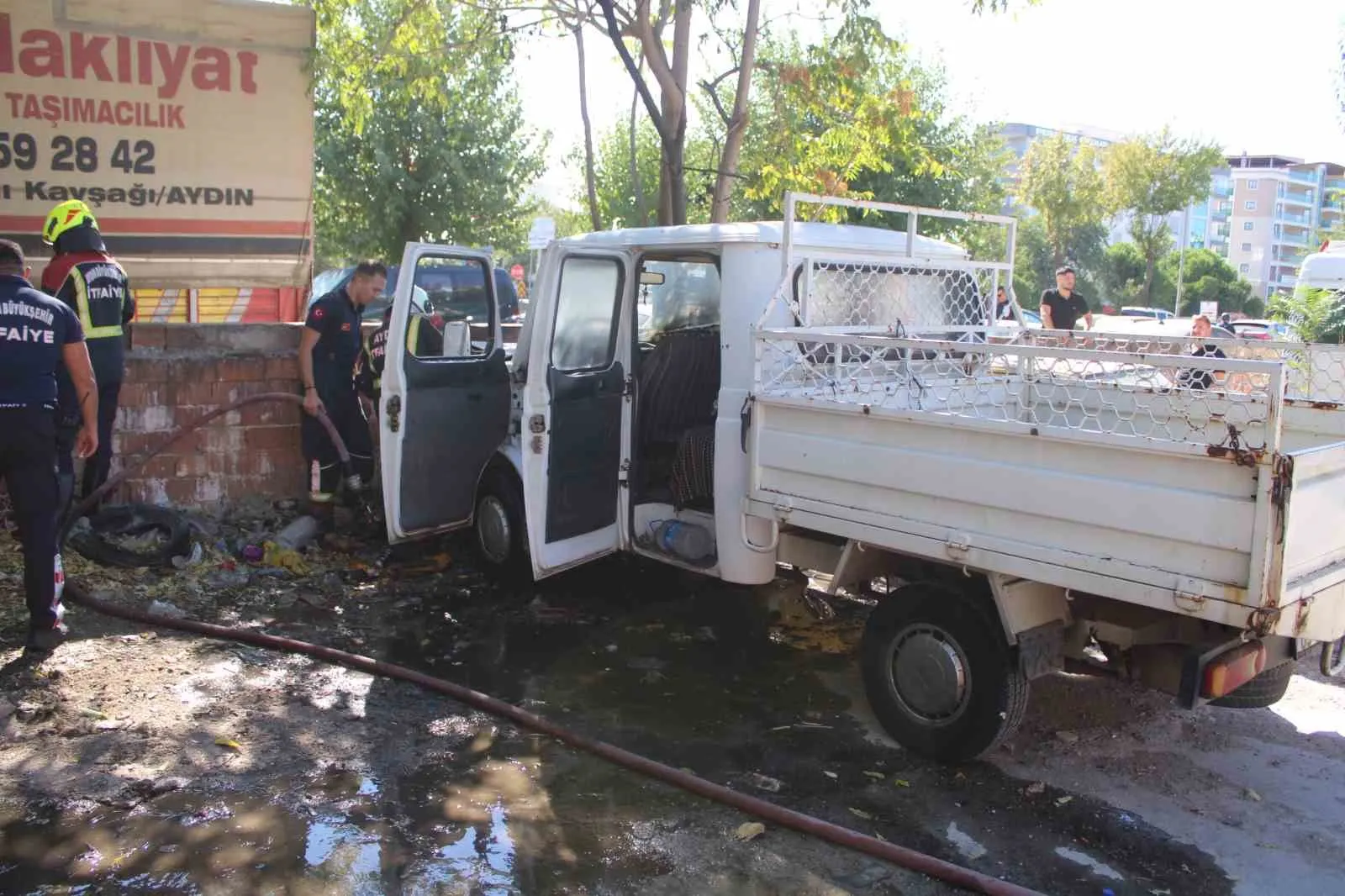 Günebakan Caddesi’nde alevler yükseldi: Park halindeki araçtan geriye enkaz kaldı