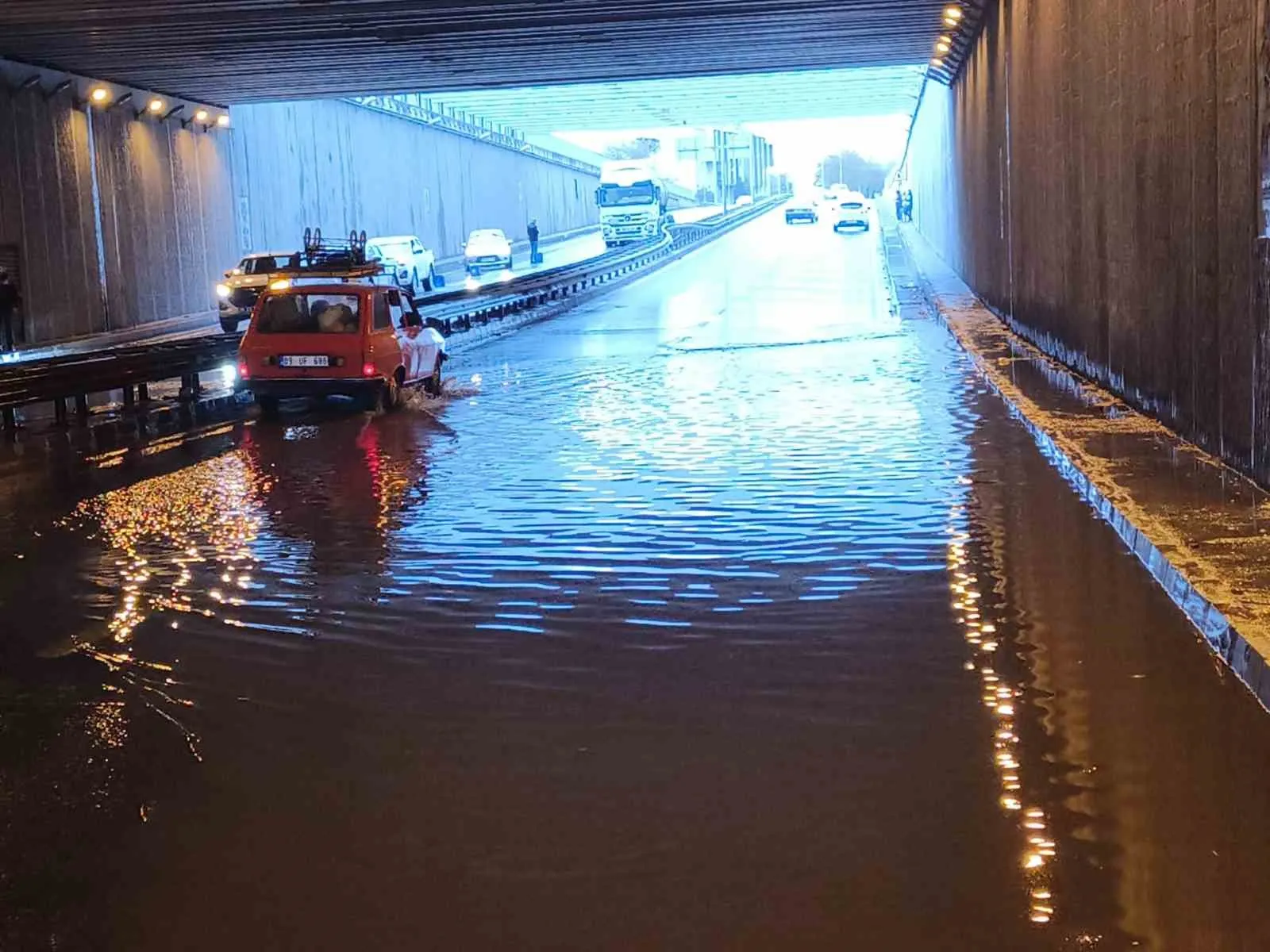 Aydın'da sağanak mesaisi: Trafik durma noktasına geldi