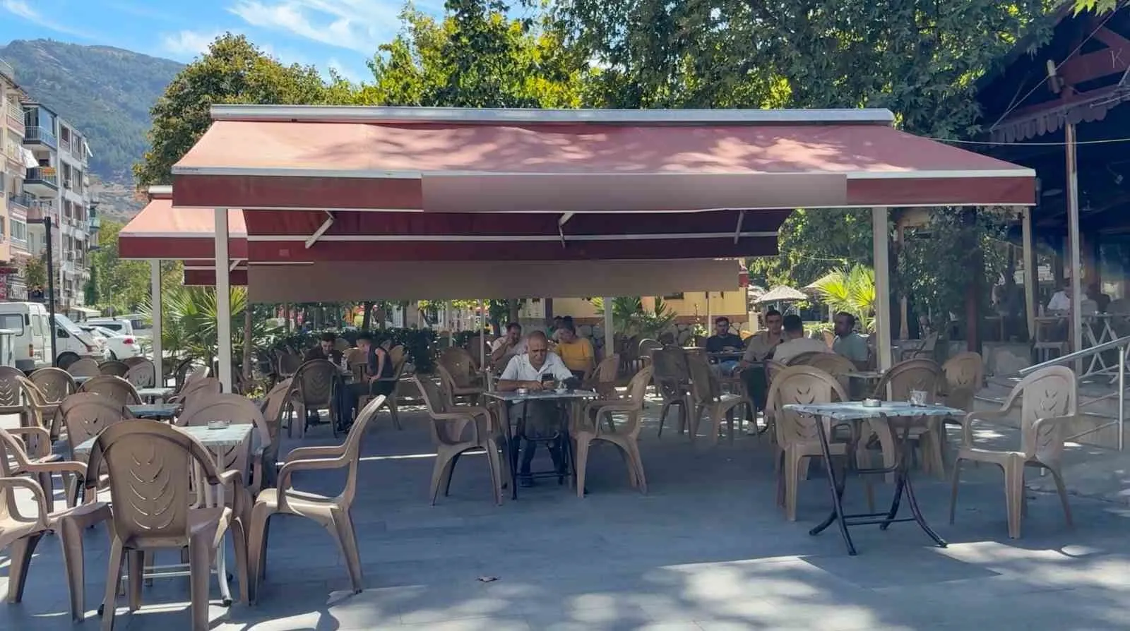 Aile çay bahçesinde mide bulandıran görüntü: Müşteriler fark etti, polis baskın yaptı