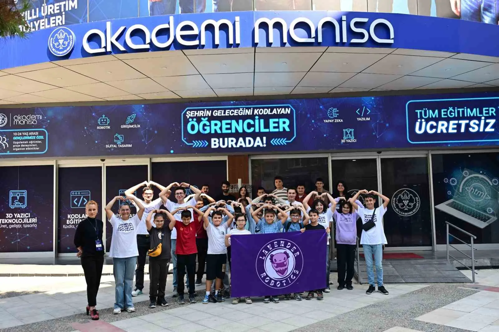 Manisa'da teknoloji rüzgarı: Gençler robotik dünyasının inceliklerini yerinde öğrendi