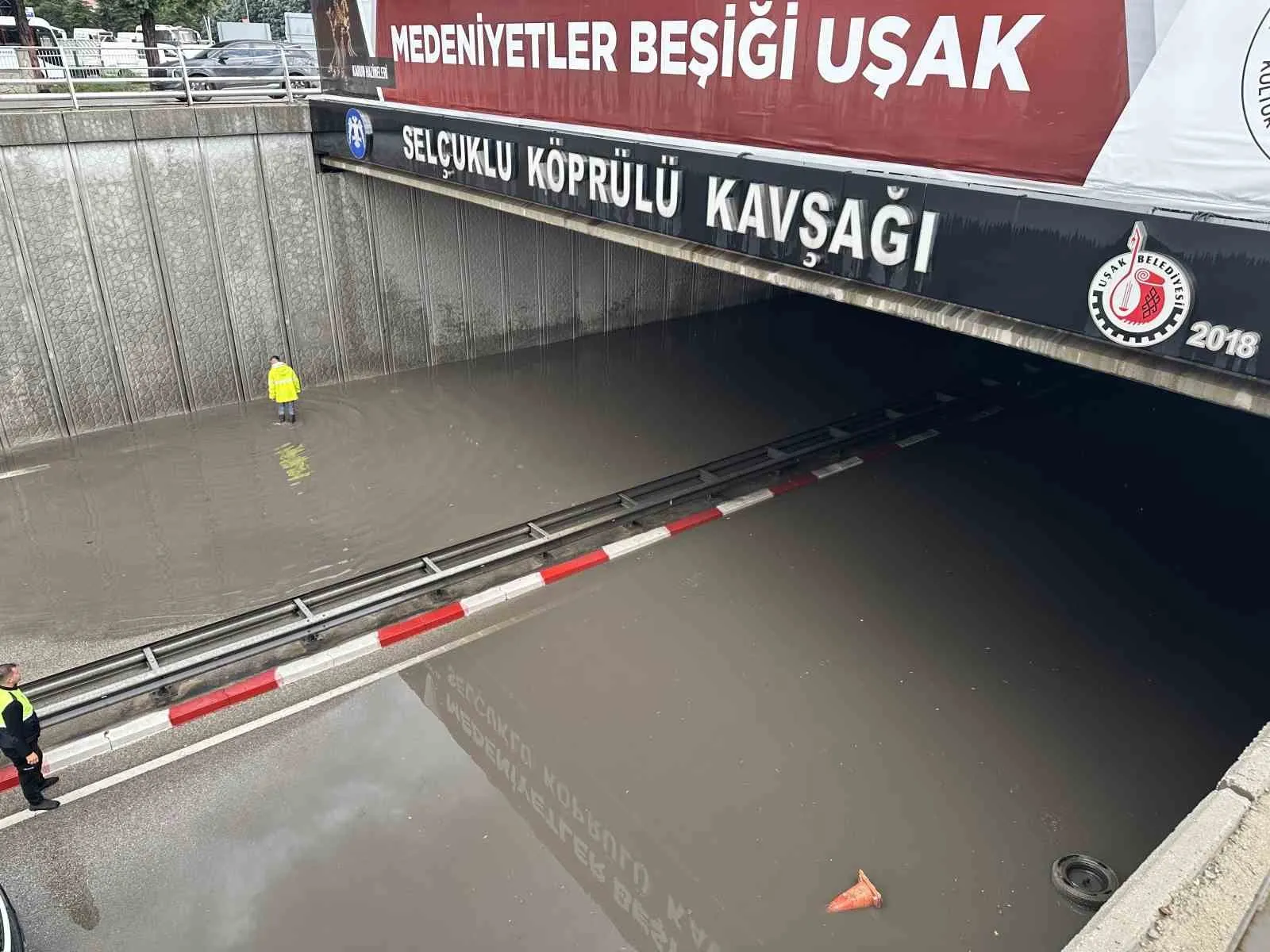 Uşak’ta gökyüzü delindi: Şehir merkezi sular altında kaldı