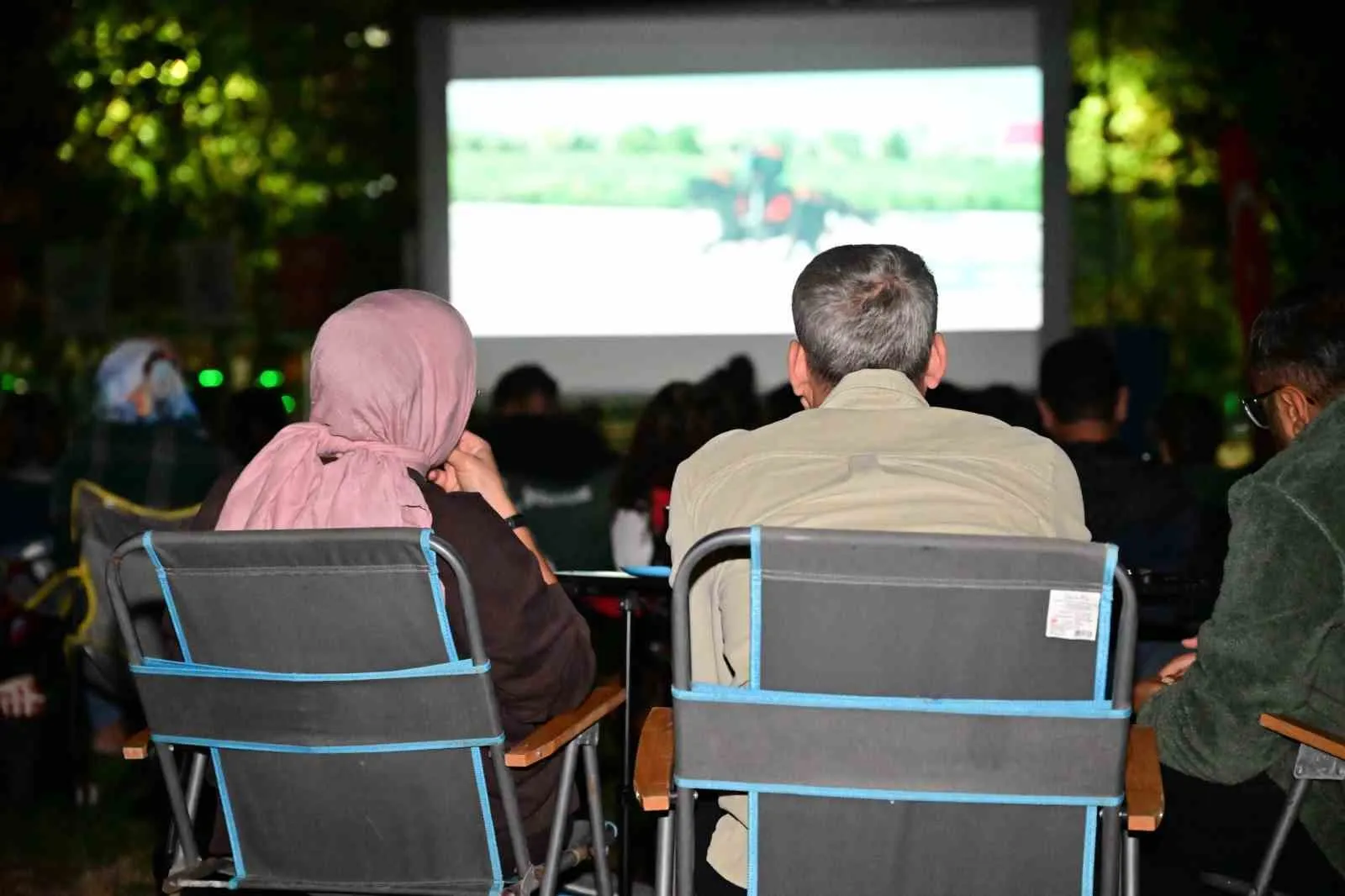 Manisa’da yıldızların altında sinema şöleni: Şampiyon’a büyük ilgi