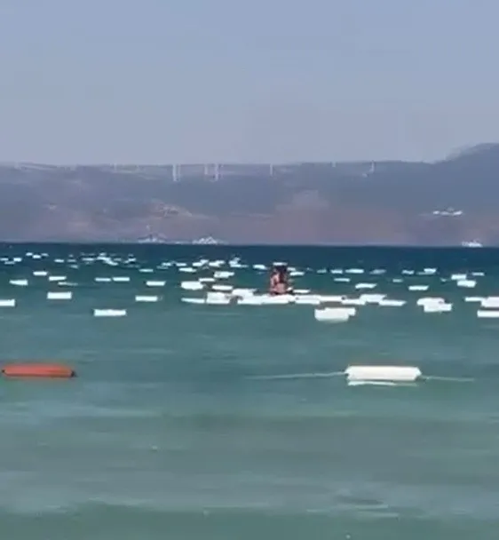 Çeşme sahillerinde plastik kabus: Paşalimanı’nı strafor yığınları esir aldı