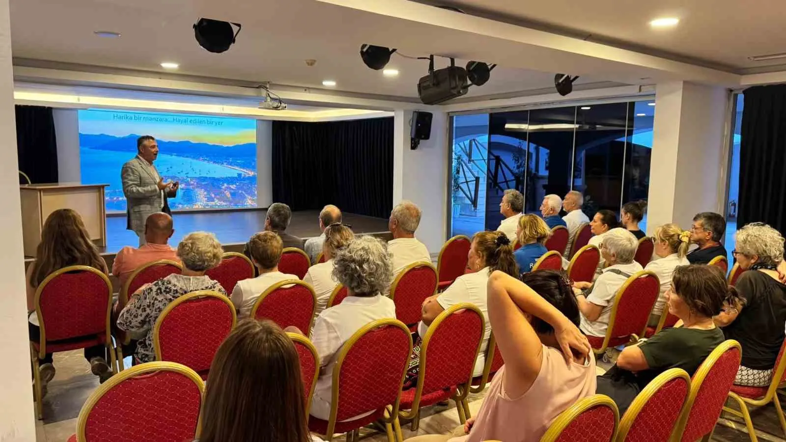 Marmaris sokaklarında temizlik seferberliği: Gönüllüler izmarit kirliliğine karşı birleşti