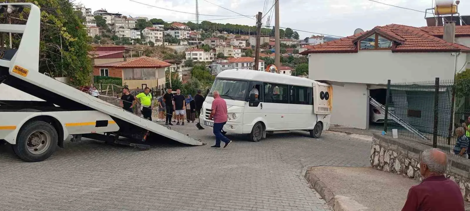 Yatağan’da okul servisi dehşeti: El freni boşalan araç garaja girdi