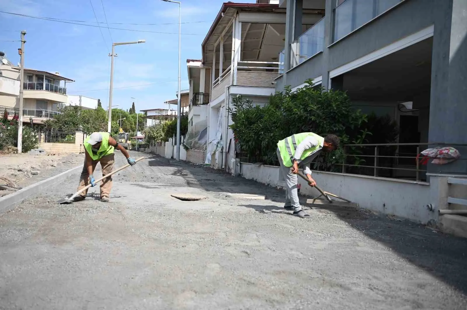 Kuşadası'nda hummalı çalışma: 68 noktada üstyapı seferberliği
