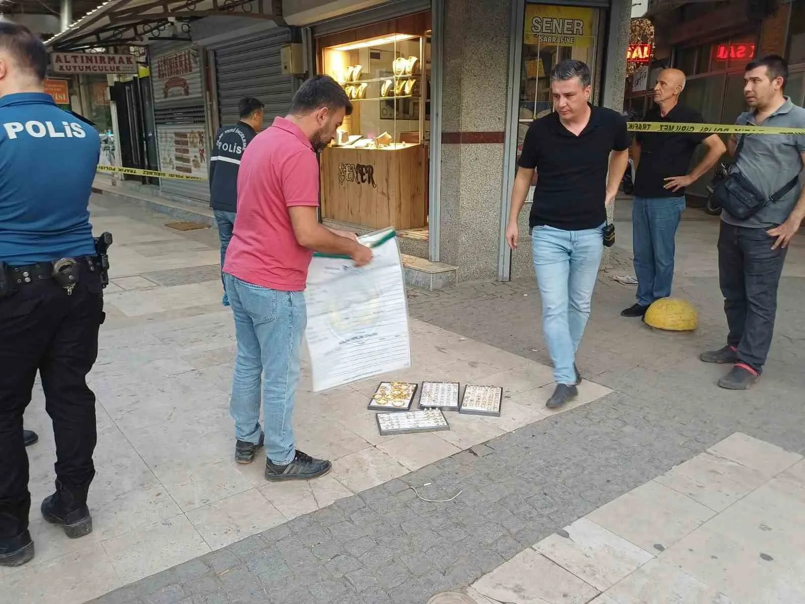 Salihli'de kuyumcuya kanlı baskın: Esnafın cesareti saldırganı durdurdu