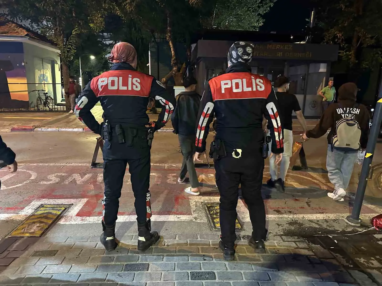 Uşak sokaklarında geniş çaplı denetim: 8 firari yakalandı, suç aletlerine el konuldu