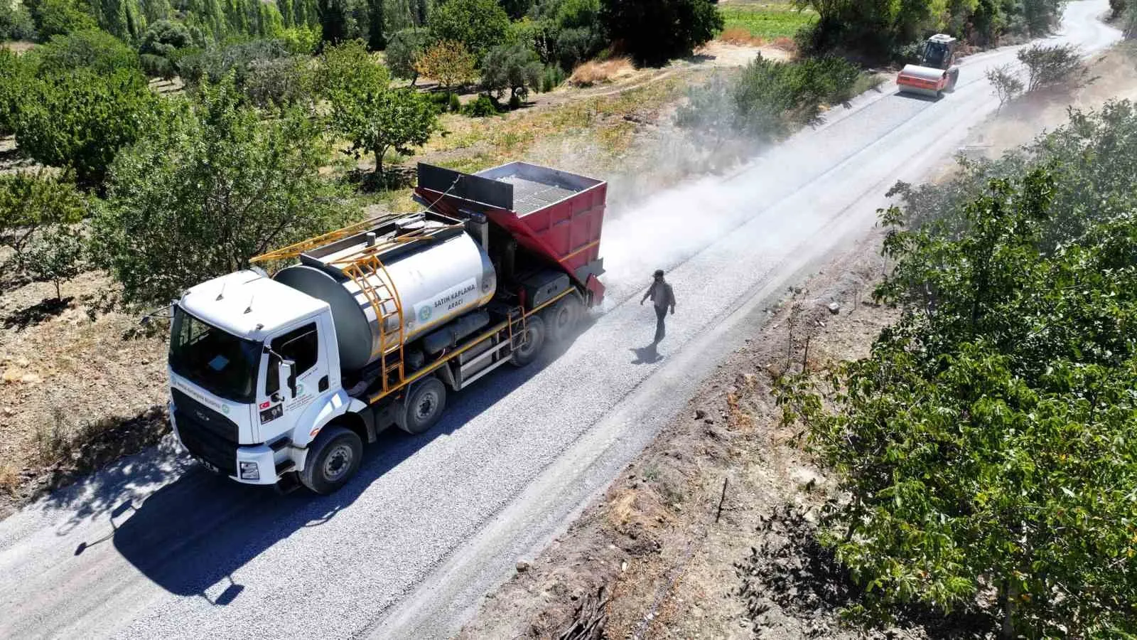 Gördes’te 27 yıllık ulaşım çilesi sona erdi: Toprak yol asfaltla tanıştı