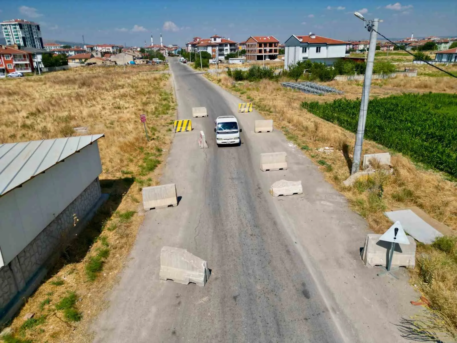 Karşıyaka'da trafik bilmecesi: Yola bırakılan beton bloklar sürücüleri canından bezdirdi