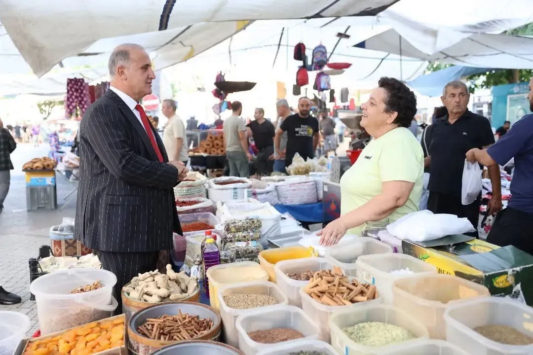 İncirliova’da saha mesaisi: Başkan Kaya pazar esnafıyla dertleşti
