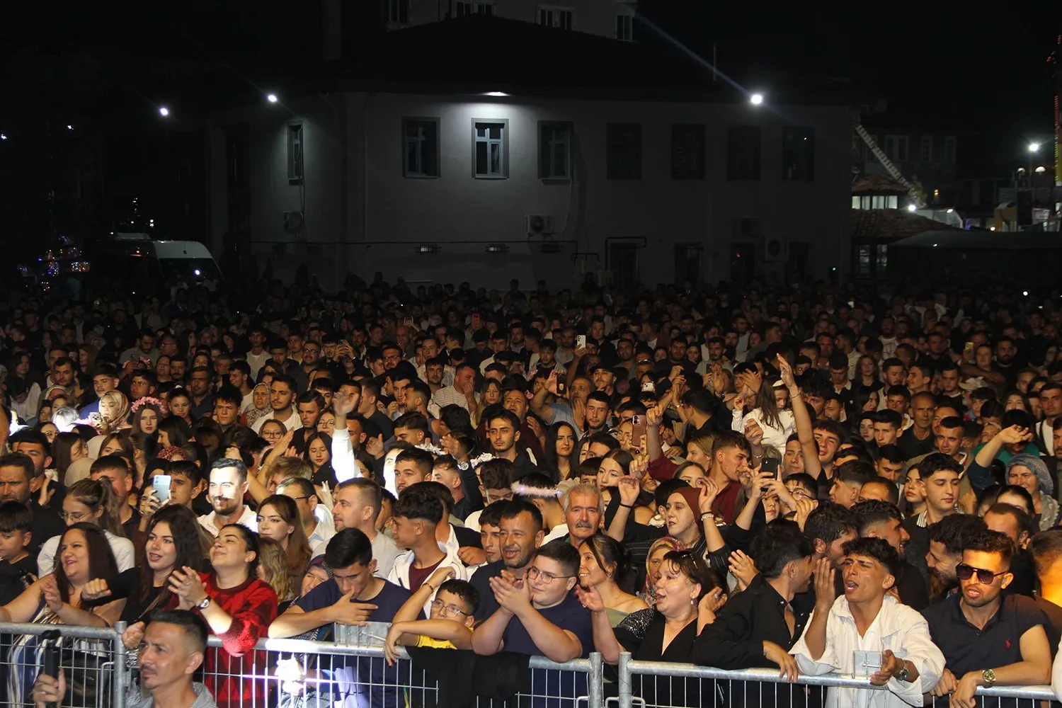Kula’da kurtuluşun 104. yılına müzikal başlangıç: Meydanlar Hüseyin Kağıt ile şenlendi