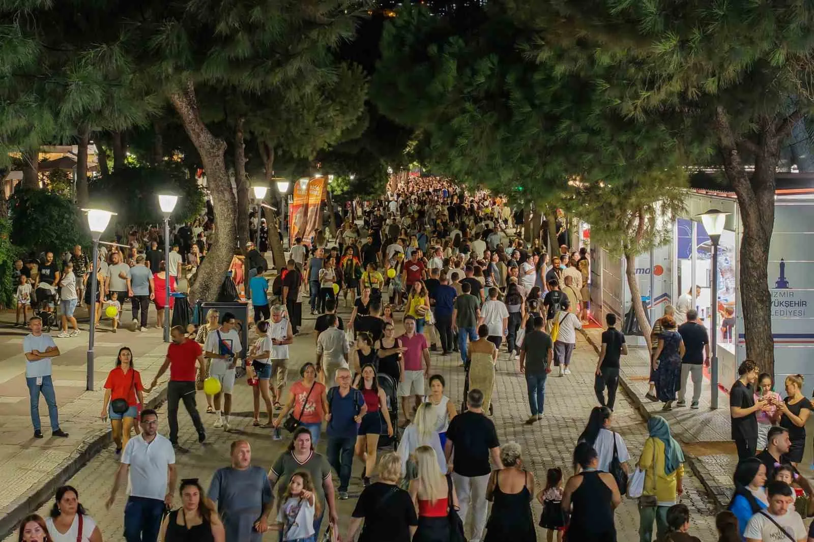 Kültürpark’ta sanat şöleni: İzmirliler müziğe ve tiyatroya doydu