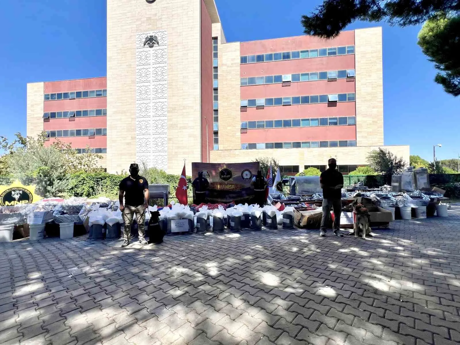 Manisa'da zehir şebekesine rekor darbe: 1 milyar liralık imalathane çökertildi