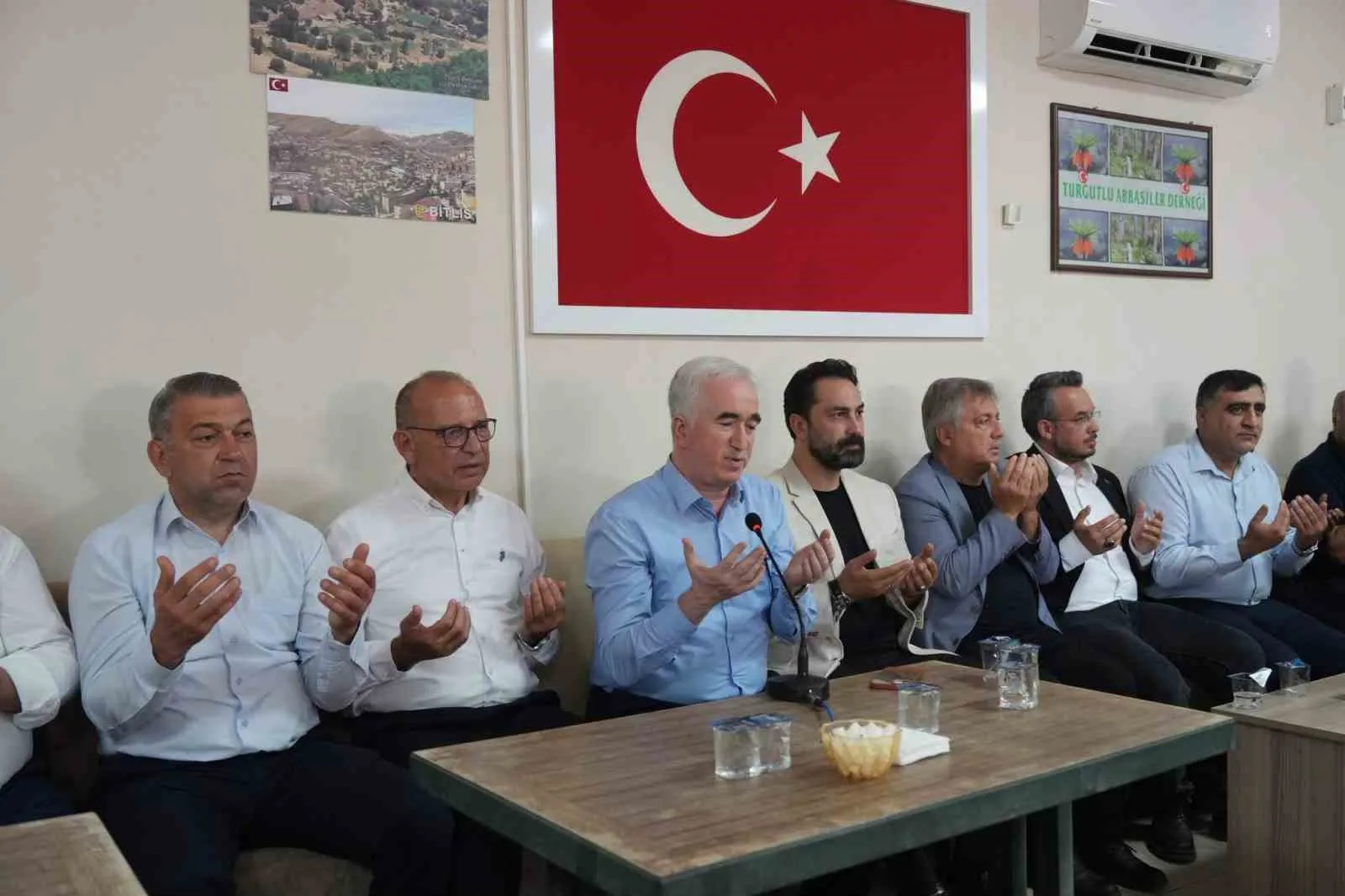 Geçmişe sünger çektiler: Bitlisli iki aile Turgutlu'da barış için el sıkıştı