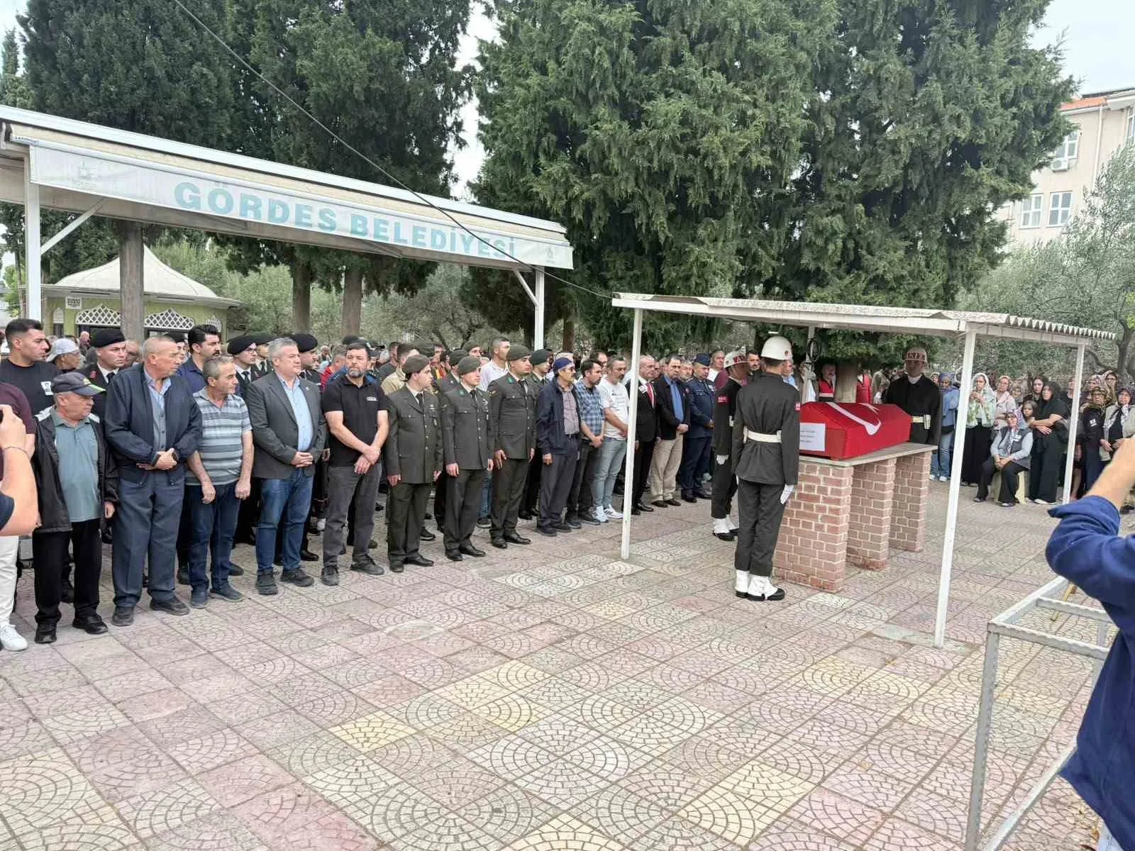 Gördes'te askeri tören: Kıbrıs'ın kahraman gazisi toprağa verildi