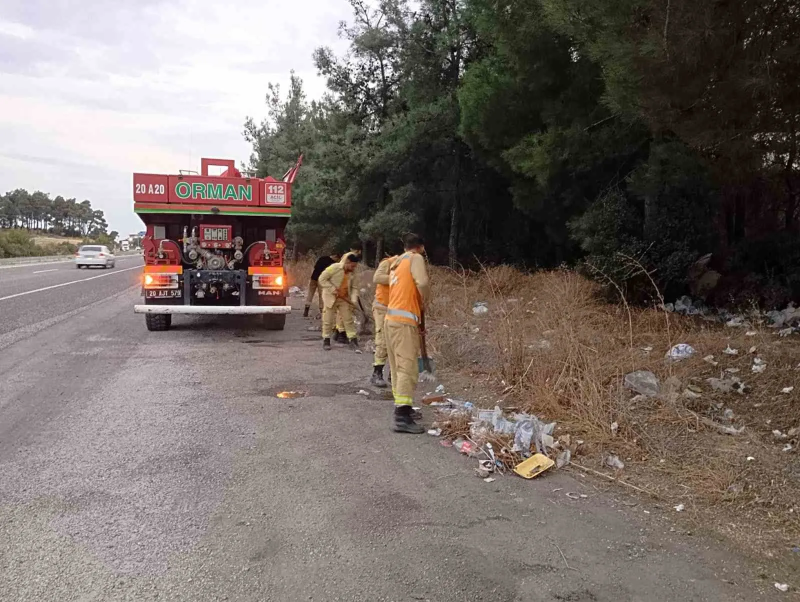 Ormanları korumak için seferber oldular: Yol kenarındaki tehlikeli atıklar temizlendi