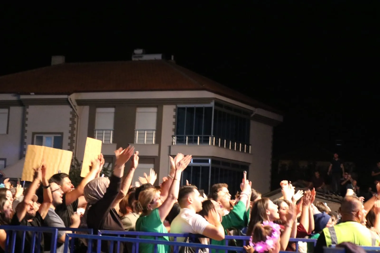 Diva’dan Çivril’e elma temalı imza: 50 bin kişi tek yürek oldu