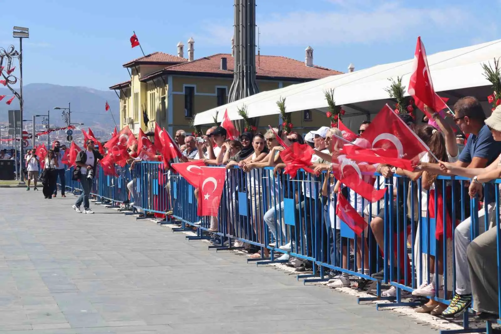 İzmir’in kurtuluş destanı 104 yaşında: Meydanlarda bağımsızlık nöbeti