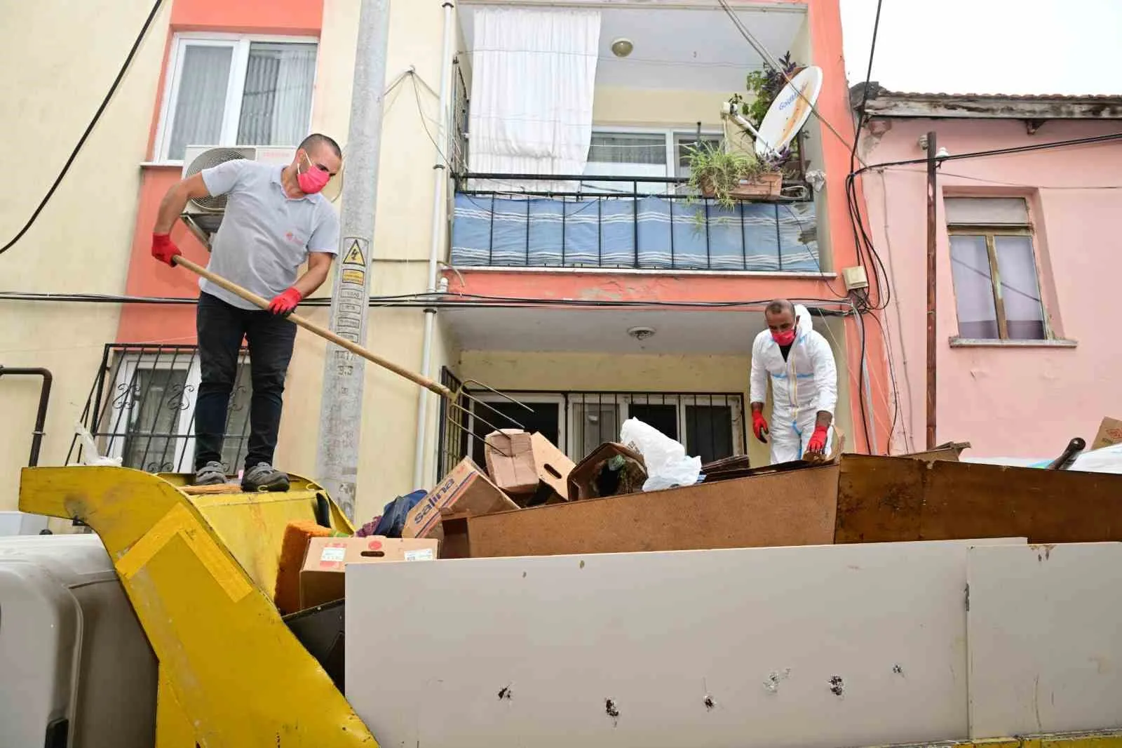 Manisa'da apartman sakinlerinin çöp ev isyanı sonuç verdi: Tonlarca atık tahliye edildi