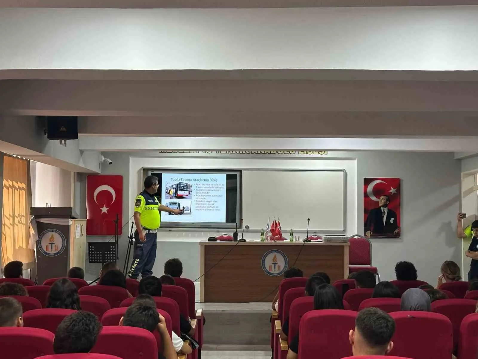 Genç sürücülere jandarmadan trafik dersi: Kask hayat kurtarır