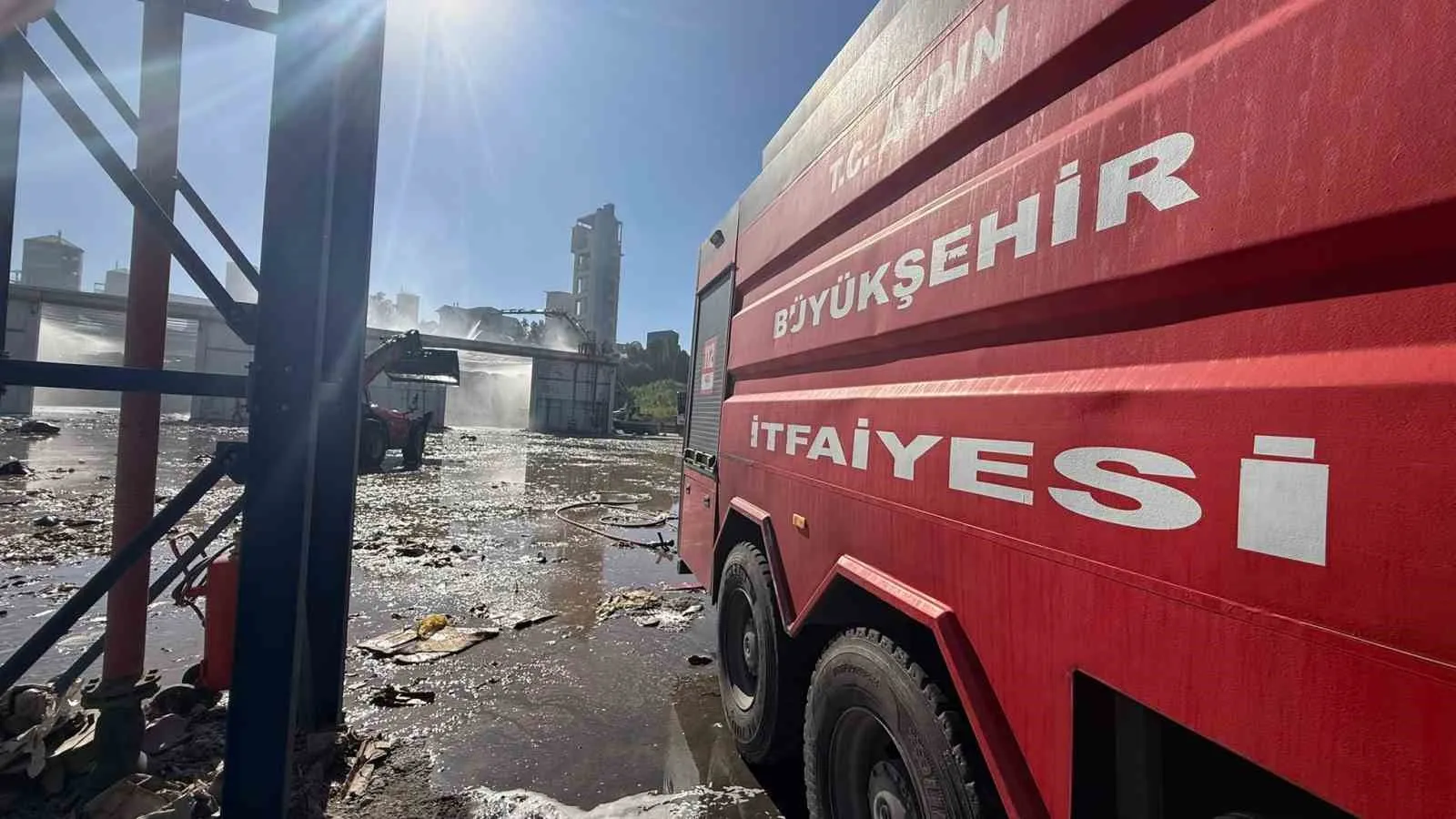 Söke'de sanayi bölgesinde alarm: Kağıt fabrikasındaki alevlere anında müdahale