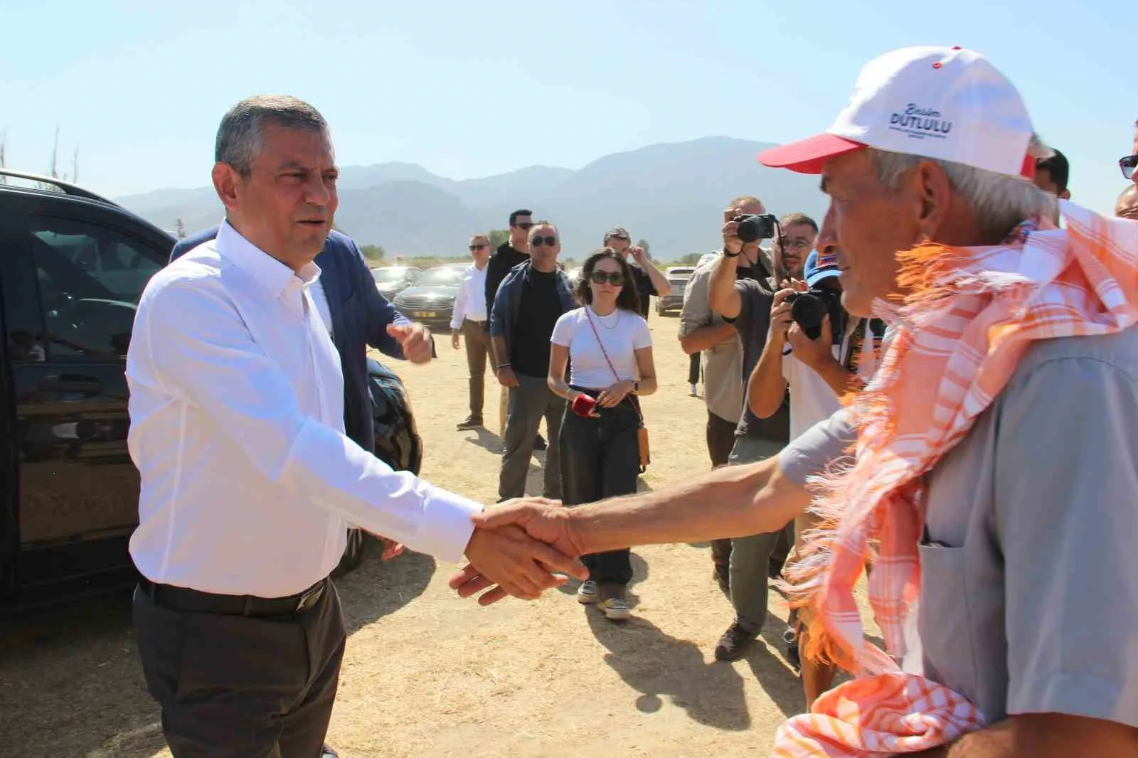 Çocukluk anılarının olduğu topraklarda çiftçiye seslendi: "Bağlar sökülmeden harekete geçilmeli"