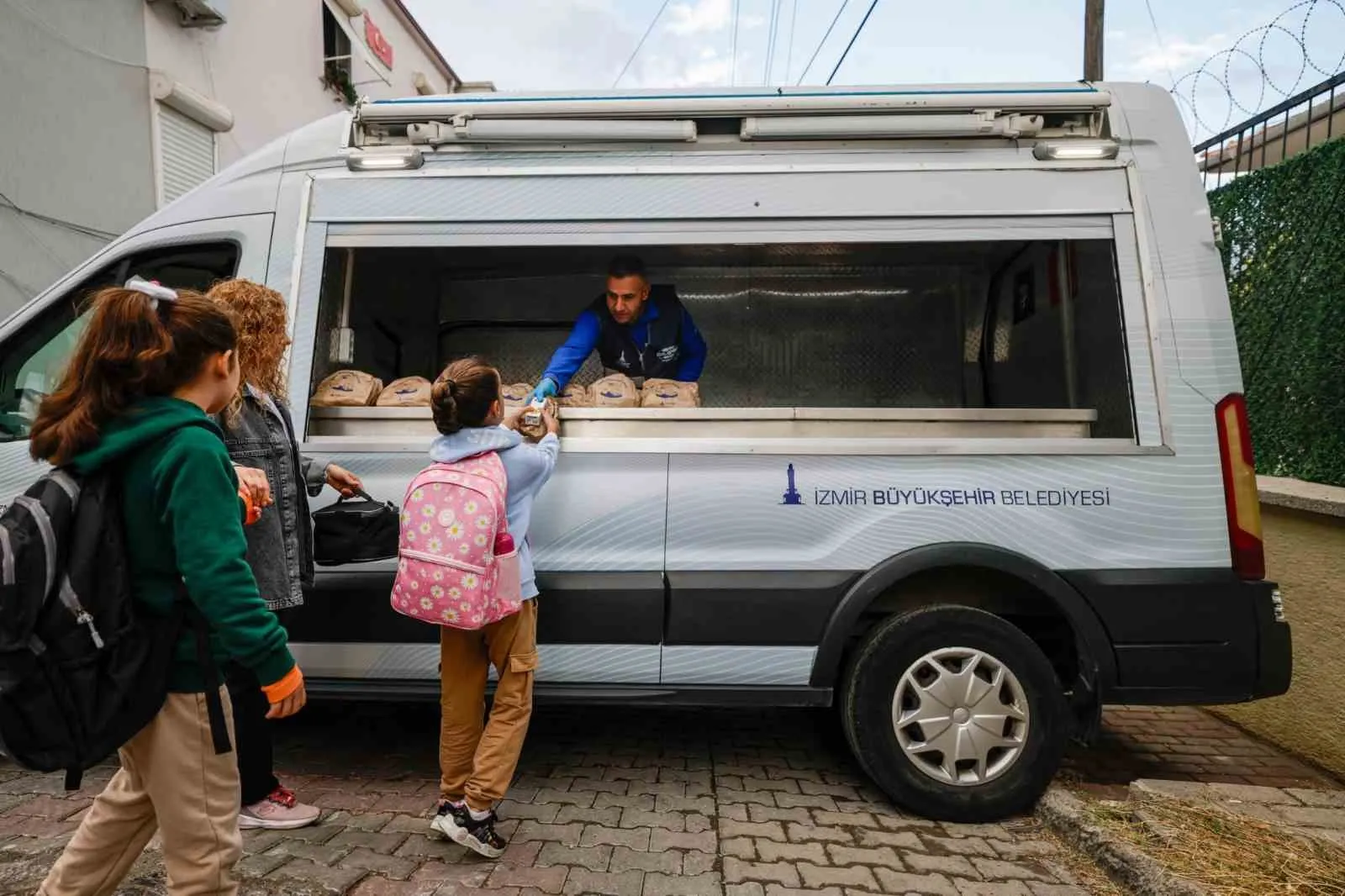 İzmir'de okul sıralarında beslenme bereketi: Velilerin gözü arkada kalmıyor