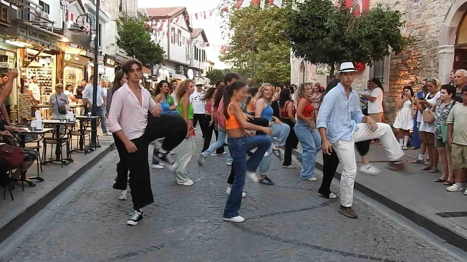 Çeşme’de beklenmedik sanat şöleni: Meydanlar dansla hareketlendi