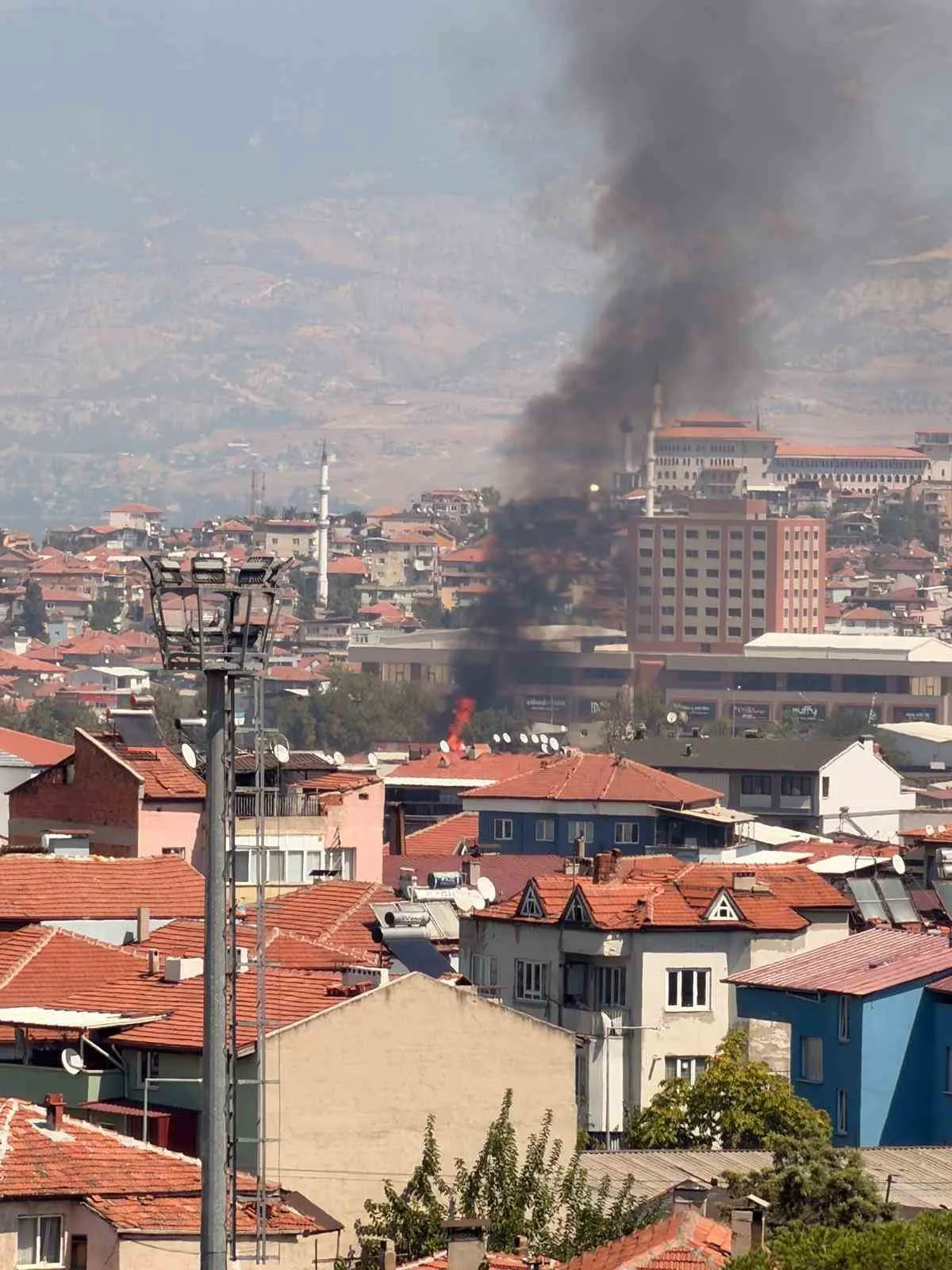 Denizli’de Sanayi Bölgesinde Yangın Panığı: Palet Üretim Tesisine Alevlerden Müdahale